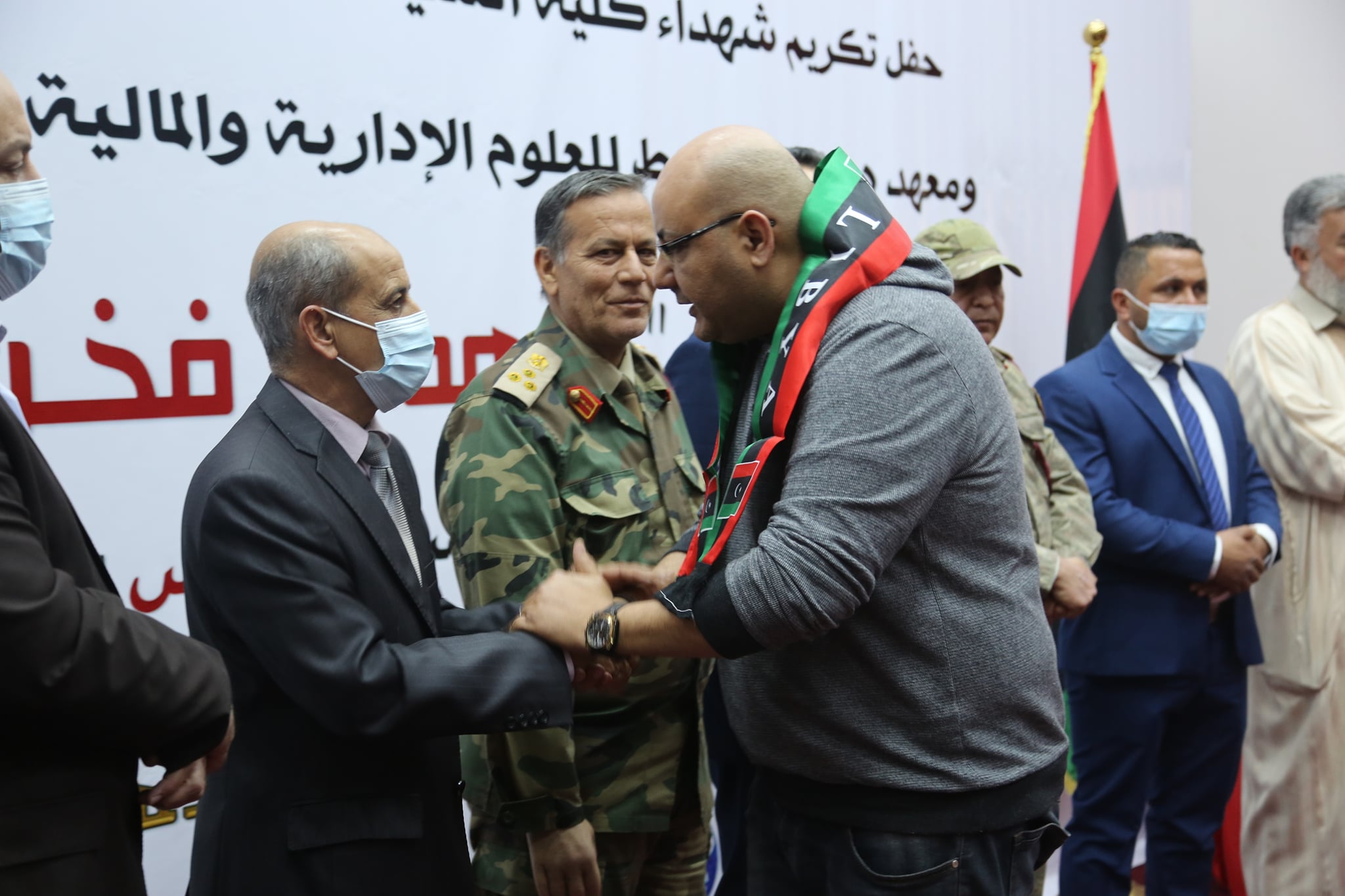 (كلية الضيافة والسياحة بالتعاون مع اتحاد طلبة كلية الفنون والإعلام ومعهد دروب المتوسط للعلوم الإدارية والمالية والحاسوب، يُنظّمون يومًا تكريميًّا لأسر الشهداء)