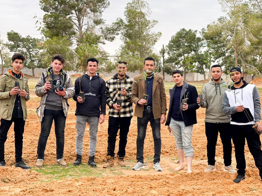"مشاركة طلاب كلية الفنون والإعلام بحملة تشجير بالحزام الأخضر"