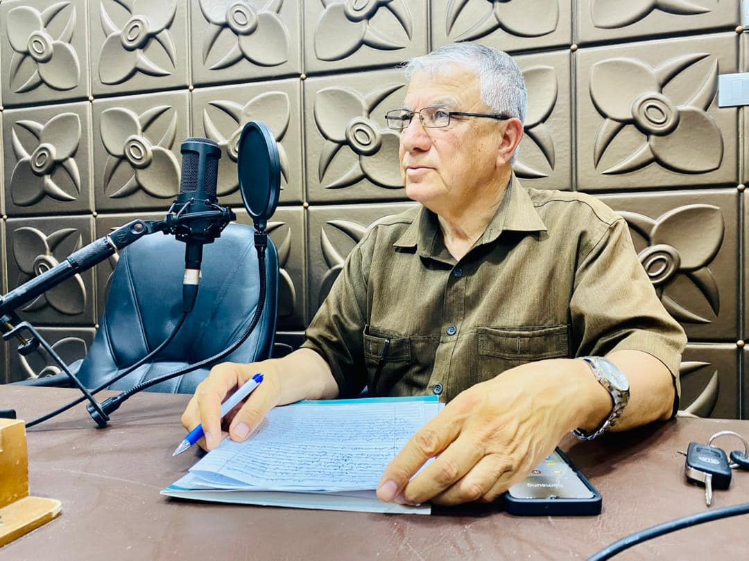 (المؤتمر في استضافة إذاعة الجامعة)