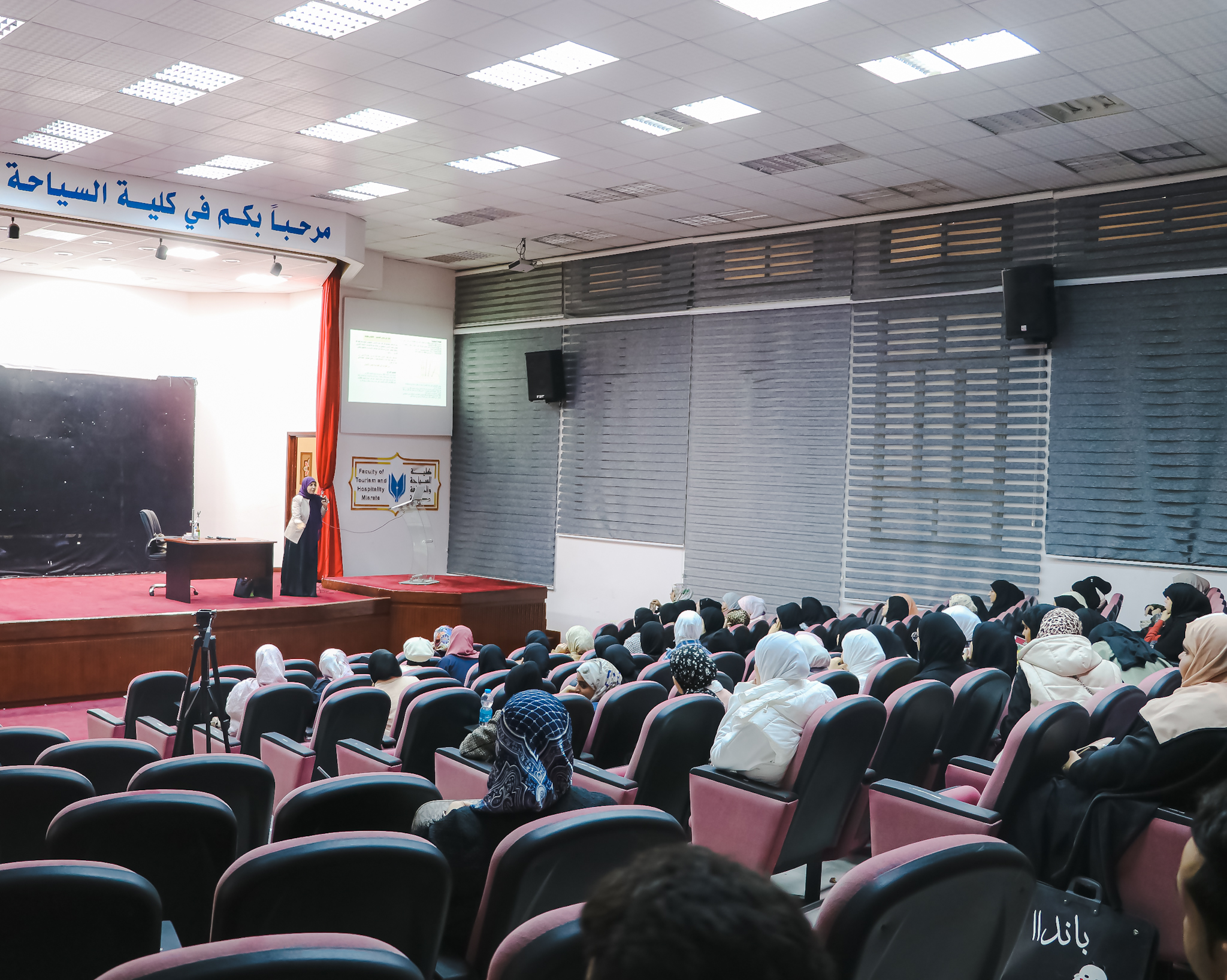 "ورشة عمل تدريبية لطلاب قسم التصميم الداحلي"