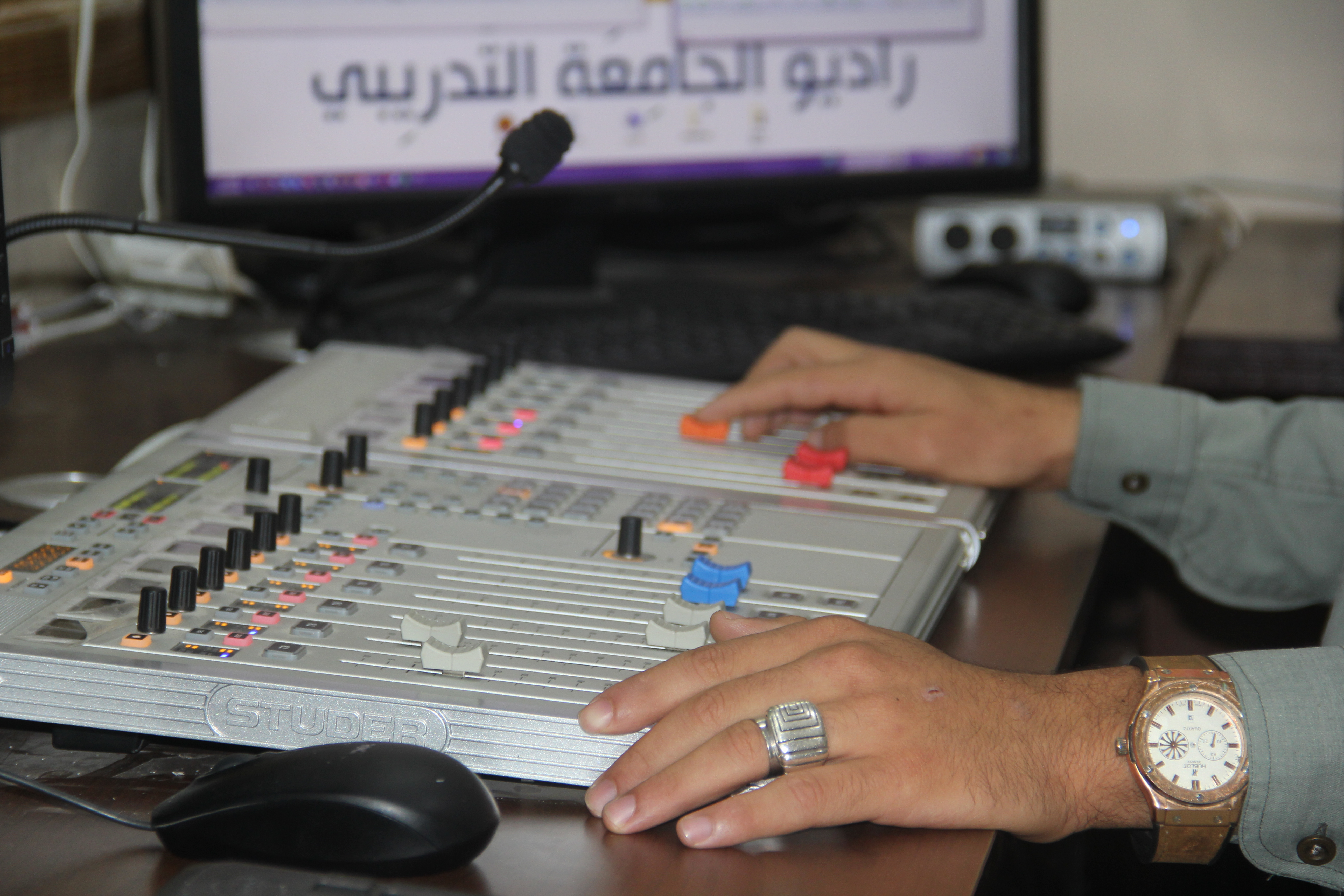 إذاعة الجامعة التي تبث من داخل أستوديوهات كلية الفنون والإعلام