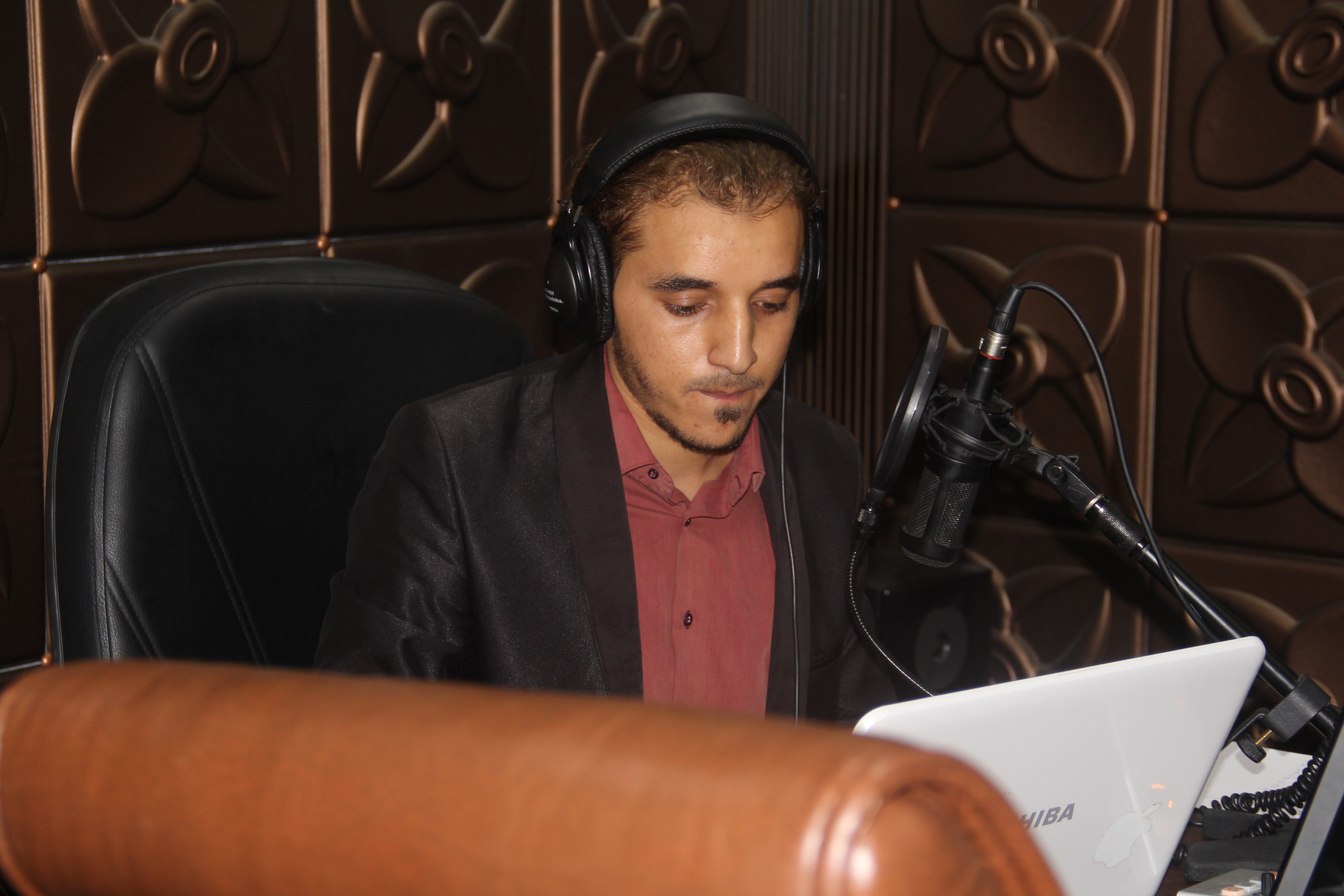 إذاعة الجامعة التي تبث من داخل أستوديوهات كلية الفنون والإعلام