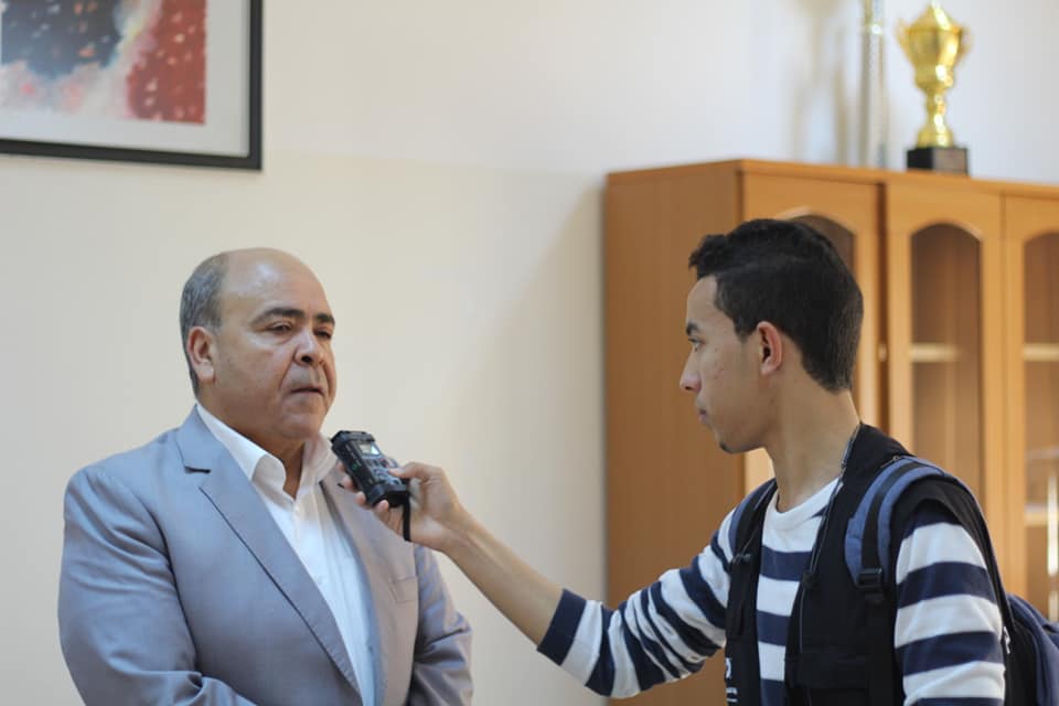 إذاعة الجامعة التي تبث من داخل أستوديوهات كلية الفنون والإعلام
