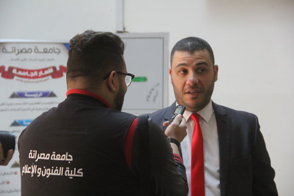 إذاعة الجامعة التي تبث من داخل أستوديوهات كلية الفنون والإعلام