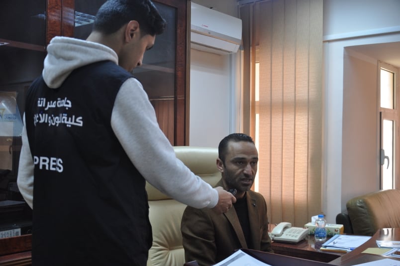 إذاعة الجامعة التي تبث من داخل أستوديوهات كلية الفنون والإعلام